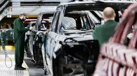 Jaguar Land Rover Vendor Network Staff Allegedly Instructed to Apply for Universal Credit, Labor Group States